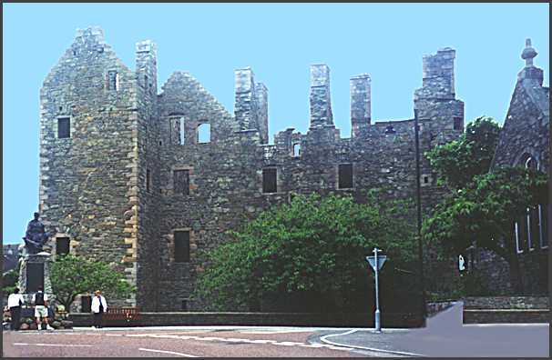 MacLellan Castle and Greyfriars' Church